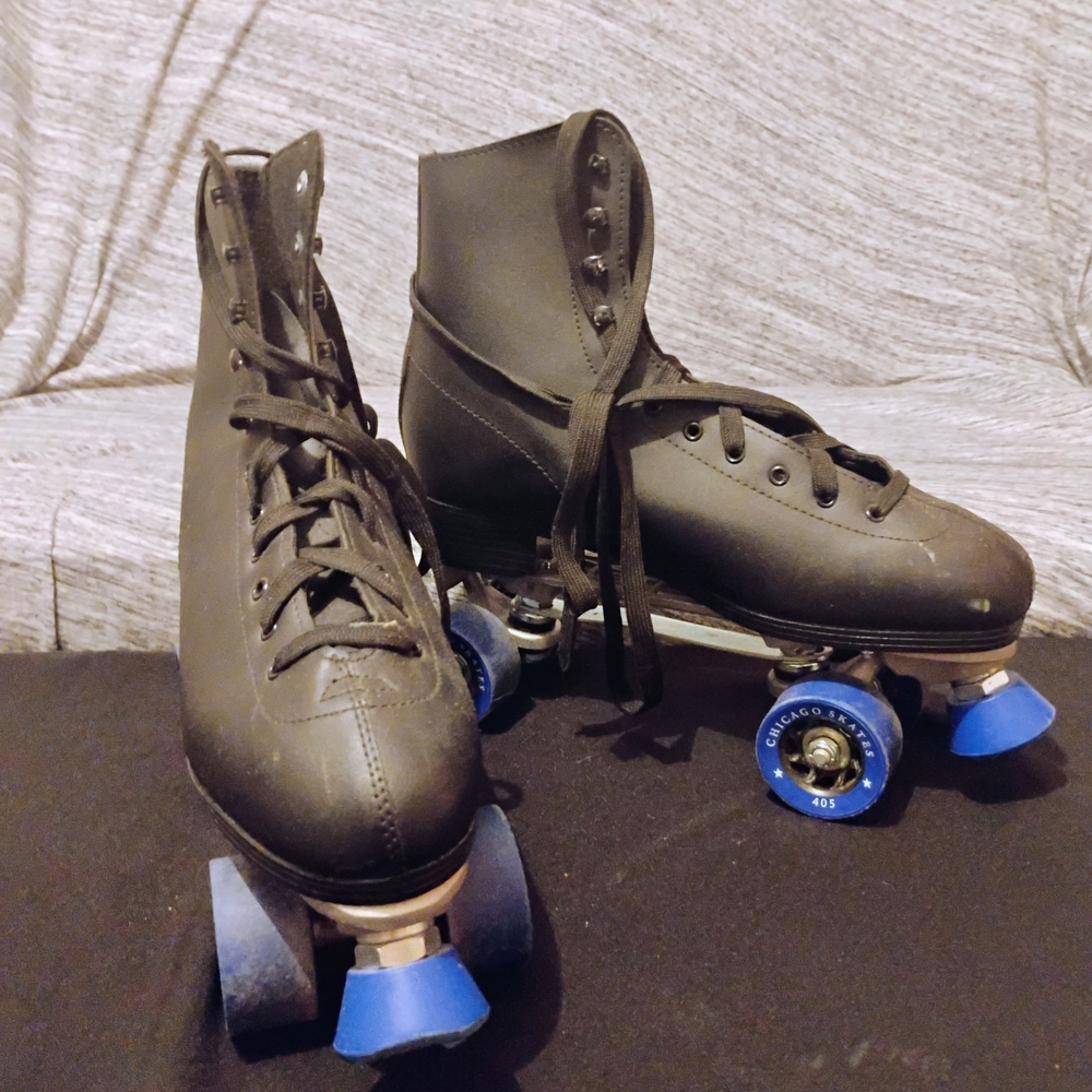 chic Men's Black Roller Skates